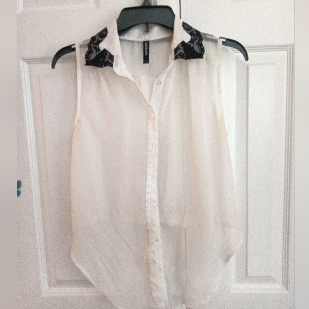 Blackheart Sleeveless Button-up Blouse With Lace Detail